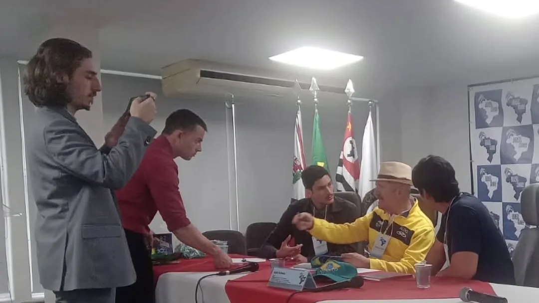 Encontro do Movimento Brasil Grande: mesa com participantes diante das bandeiras